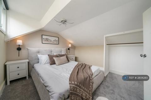 2 bedroom flat to rent, Earls Court Gardens, London, SW5
