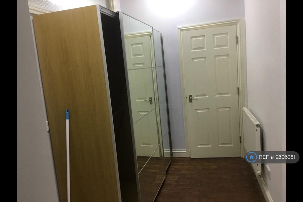 Small Bedroom With Double Mirrored Wardrobe