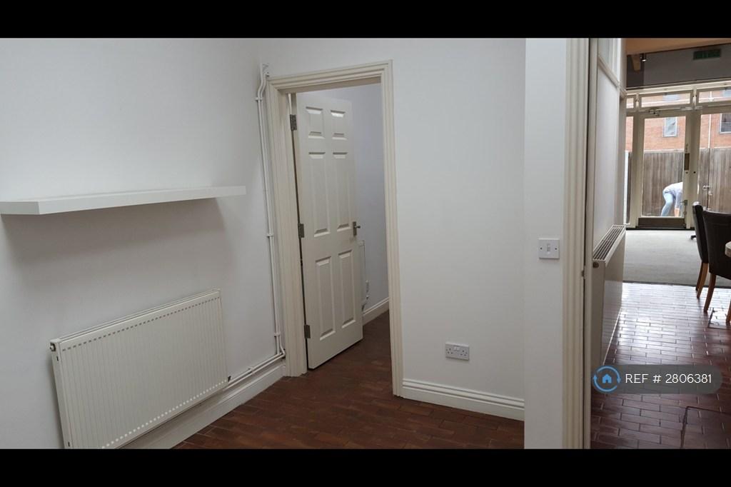 Bedroom With Interconnecting Door/Small Bedroom