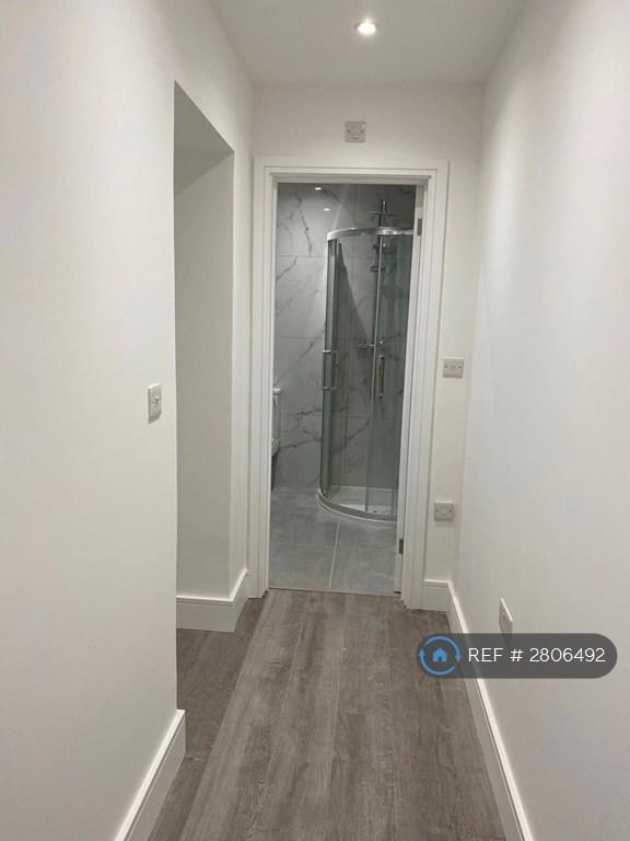 Separate Shower Room