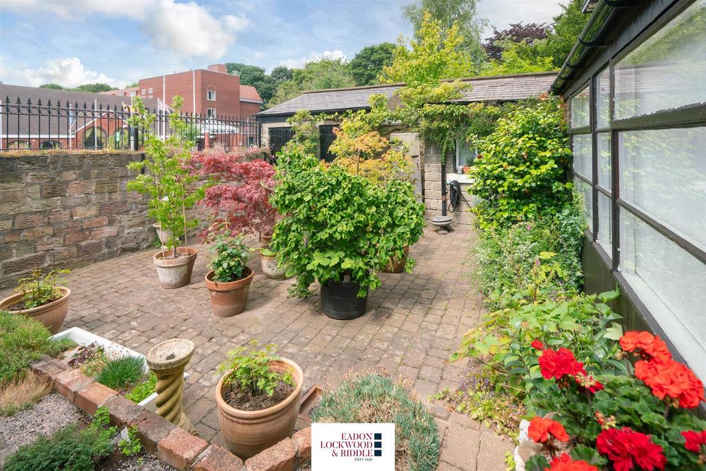 Front Courtyard 1.jpg