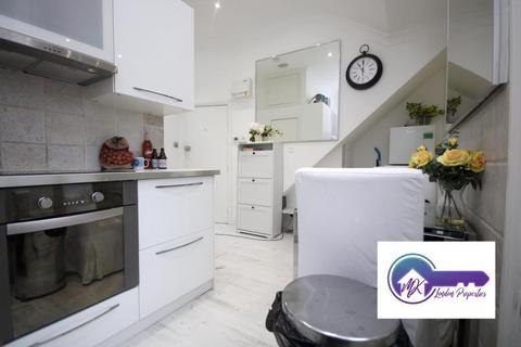1 bedroom in a flat share to rent, London W9