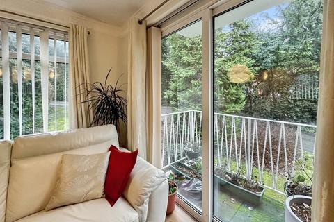 2 bedroom flat for sale, Beech Avenue, Sanderstead, Surrey, CR2 0NL