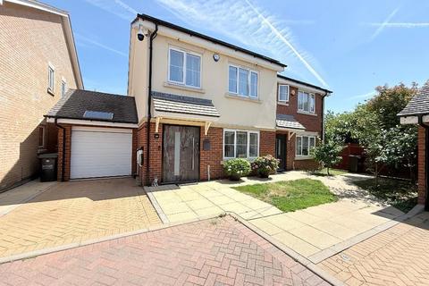 4 bedroom semi-detached house to rent, Rockfield Drive, Luton, LU3 3EY