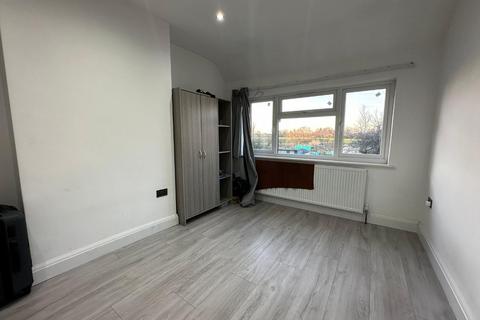 3 bedroom semi-detached house to rent, Parkside Way, Harrow