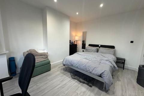 3 bedroom semi-detached house to rent, Parkside Way, Harrow