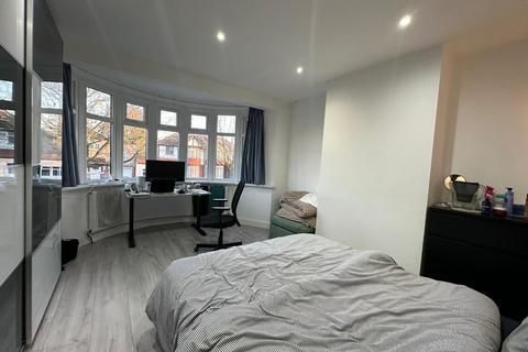 3 bedroom semi-detached house to rent, Parkside Way, Harrow