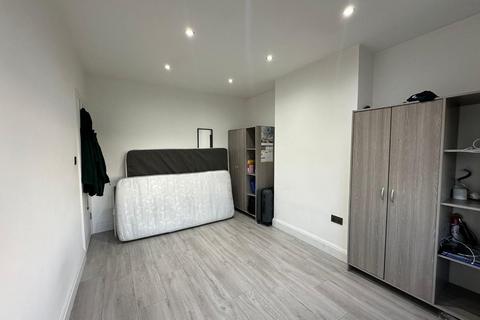 3 bedroom semi-detached house to rent, Parkside Way, Harrow