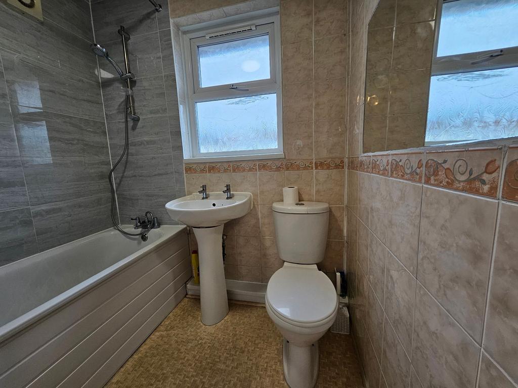Family bathroom 2