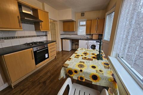 4 bedroom semi-detached house to rent, Rushgrove Avenue, London, NW9