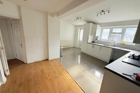 3 bedroom terraced house to rent, Cotesmore Gardens, Dagenham RM8