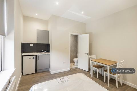 Studio to rent, Manor Road, London, N16