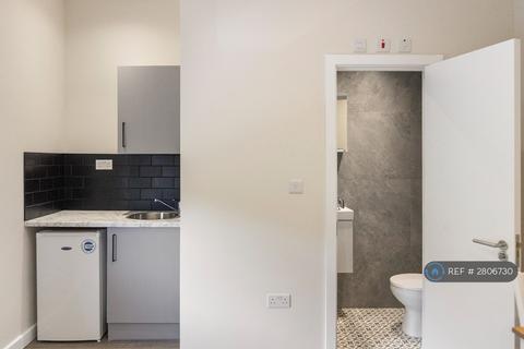 Studio to rent, Manor Road, London, N16