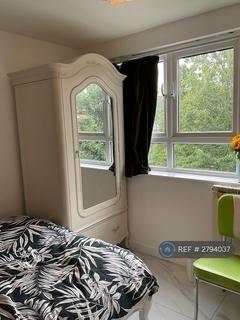 Studio to rent, Star Road, London, W14