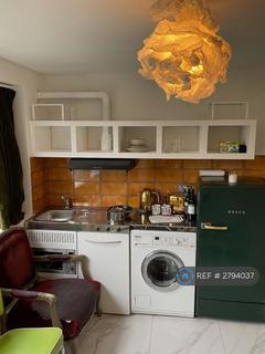 Studio to rent, Star Road, London, W14
