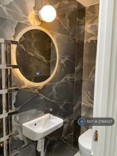 Studio to rent, Star Road, London, W14
