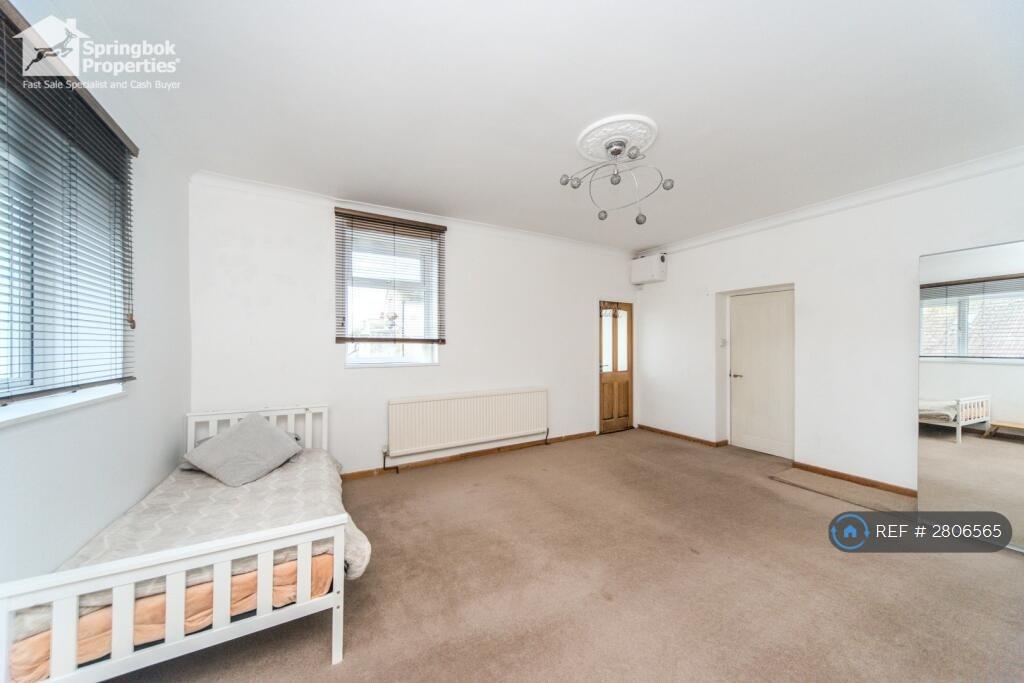 Very Large Main Bedroom