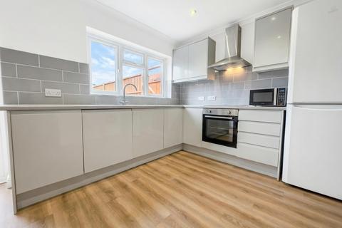 3 bedroom terraced house to rent, Chatsworth Drive, Enfield