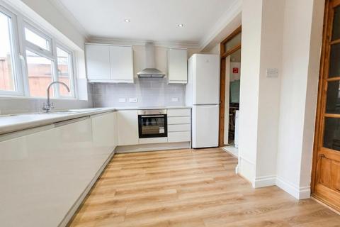 3 bedroom terraced house to rent, Chatsworth Drive, Enfield