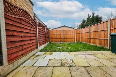 3 bedroom terraced house to rent, Chatsworth Drive, Enfield