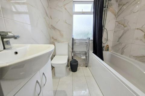 3 bedroom terraced house to rent, Chatsworth Drive, Enfield