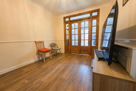 3 bedroom terraced house to rent, Chatsworth Drive, Enfield
