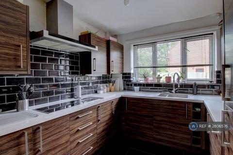 3 bedroom semi-detached house to rent, St Johns Close, Basildon, SS15