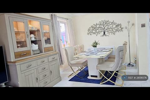3 bedroom semi-detached house to rent, St Johns Close, Basildon, SS15