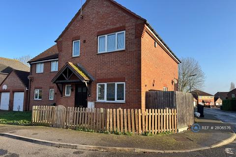 3 bedroom semi-detached house to rent, St Johns Close, Basildon, SS15