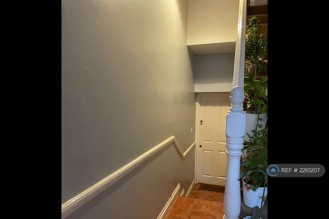 2 bedroom flat to rent, Archway Road, London North Islington, N19