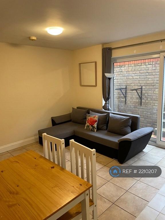 Lounge/Dining