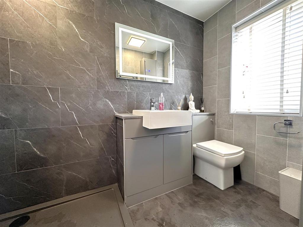 Fabulous En-Suite Shower Room 521