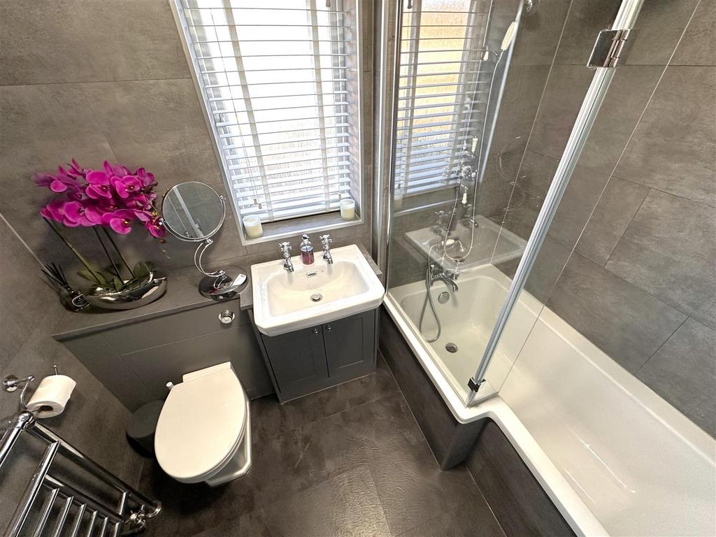 Eye-Catching Family Bathroom 574
