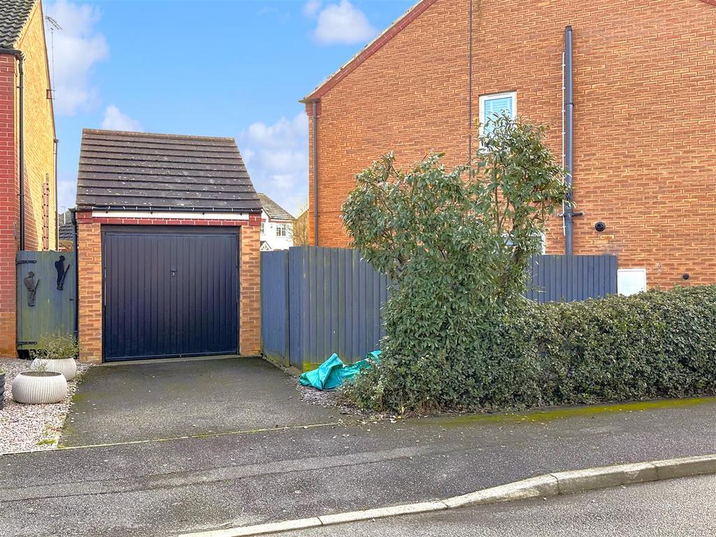 Driveway &amp; Single Garage 715