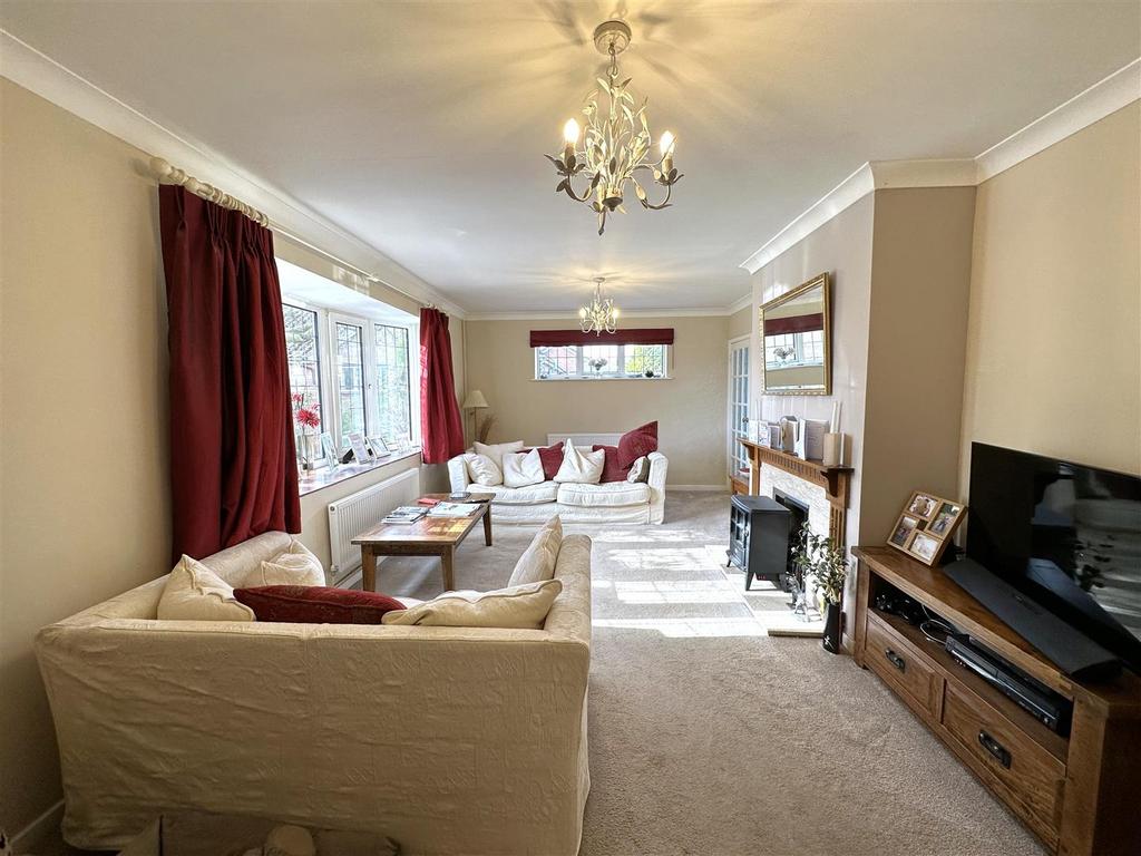 Bow-Fronted Lounge 931