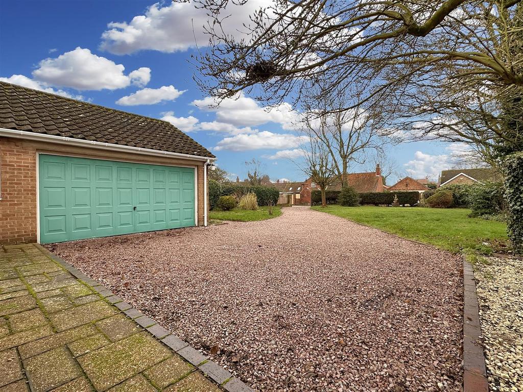 Double Garage &amp; Large Driveway 173