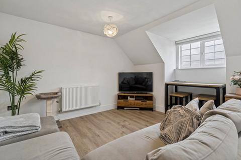 2 bedroom flat for sale, Grange Road, Gerrards Cross SL9