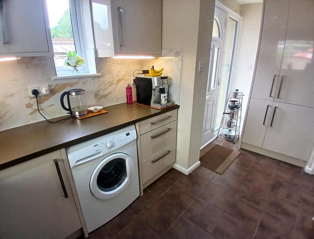 Kitchen 2.jpg