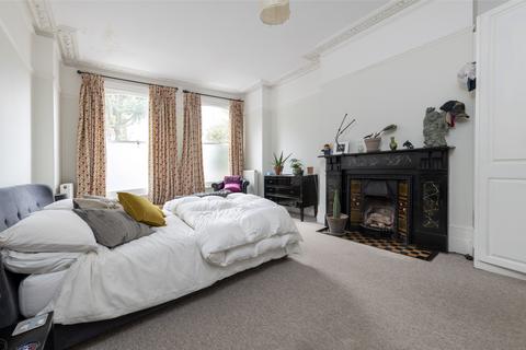 2 bedroom apartment to rent, Crockerton Road, SW17