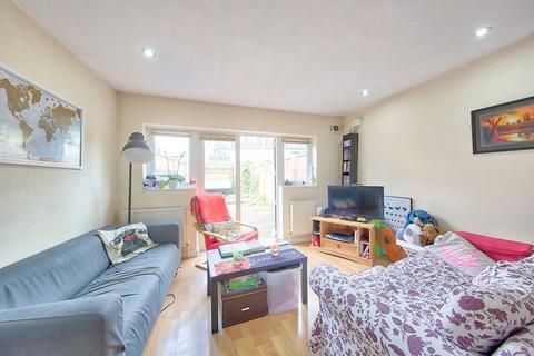 Howards Yard, SW18
