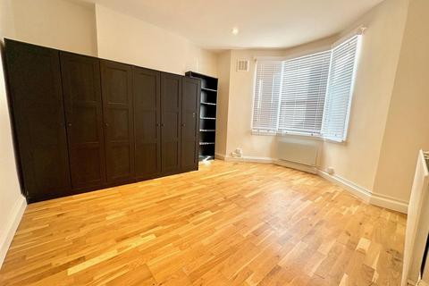 1 bedroom flat to rent, Curwen Road, London, W12