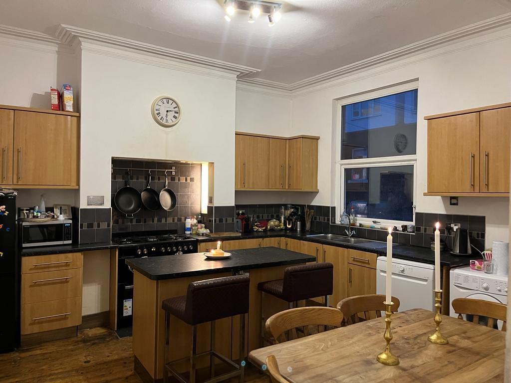 Well-equipped kitchen with an island breakfast ...