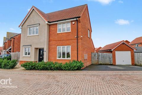 4 bedroom detached house for sale, Chamomile Close, STOWMARKET