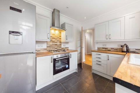 3 bedroom flat to rent, Tilehurst Road, London SW18