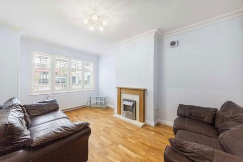 3 bedroom flat to rent, Tilehurst Road, London SW18
