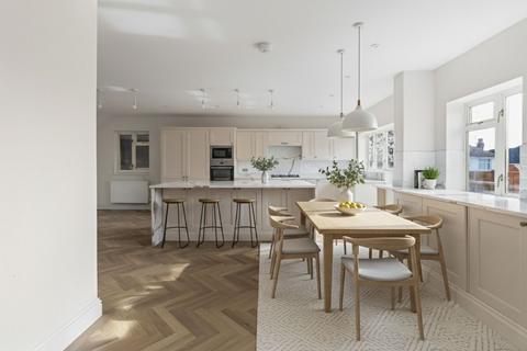 5 bedroom detached house for sale, Watling Street, Rochester ME2