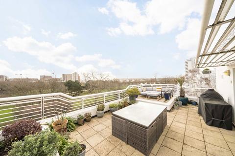 2 bedroom flat for sale, Barrier Point Road, London E16