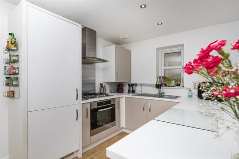 2 bedroom apartment for sale, Tennyson Avenue, Huddersfield HD3