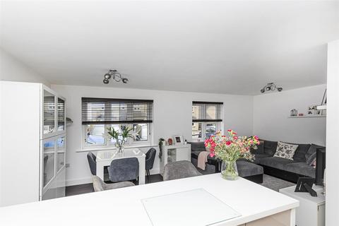 2 bedroom apartment for sale, Tennyson Avenue, Huddersfield HD3
