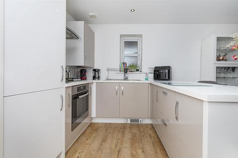 2 bedroom apartment for sale, Tennyson Avenue, Huddersfield HD3